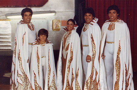 armandito_with_flying_gaonas_in_robes_at_knie